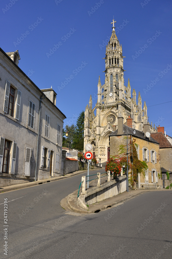 Obraz premium Regard sur la basilique de Châteauneuf-sur-Cher (18190), département du Cher en région Centre-Val de Loire, France 