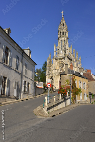 Regard sur la basilique de Châteauneuf-sur-Cher (18190), département du Cher en région Centre-Val de Loire, France	 photo