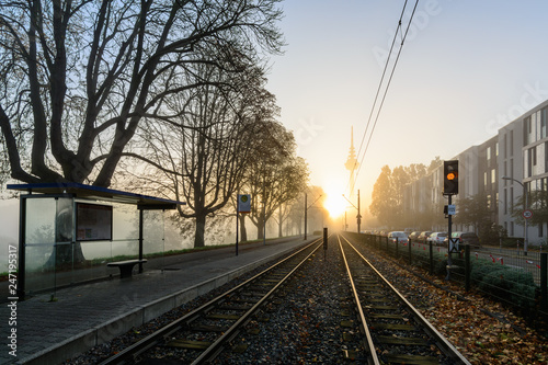 Leere Straßenbahnhaltestelle früh am Morgen in Mannheim