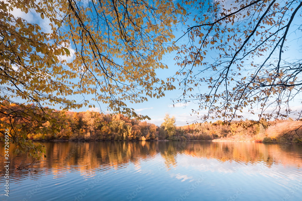 Obraz premium Beautiful Evening on Autumn Pond with Reflection