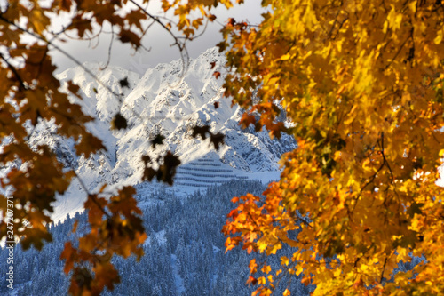 Berge mit Schnee im Herbst © topshots