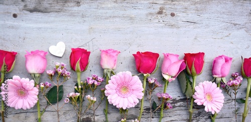 Rosen und Gerbera auf Holz ...