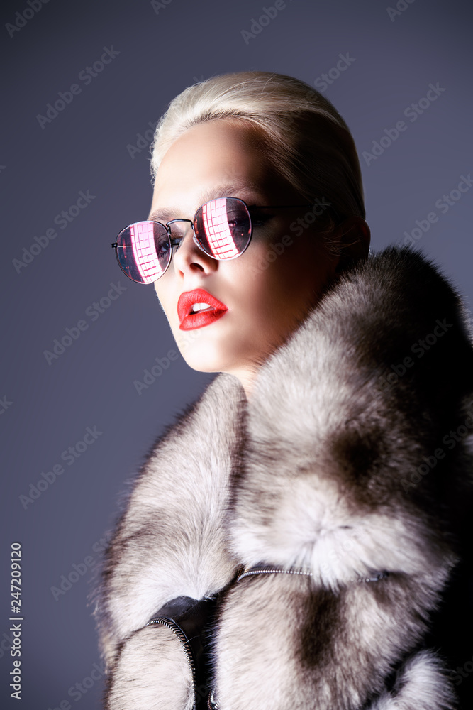 woman un sunglasses woman un sunglasses
