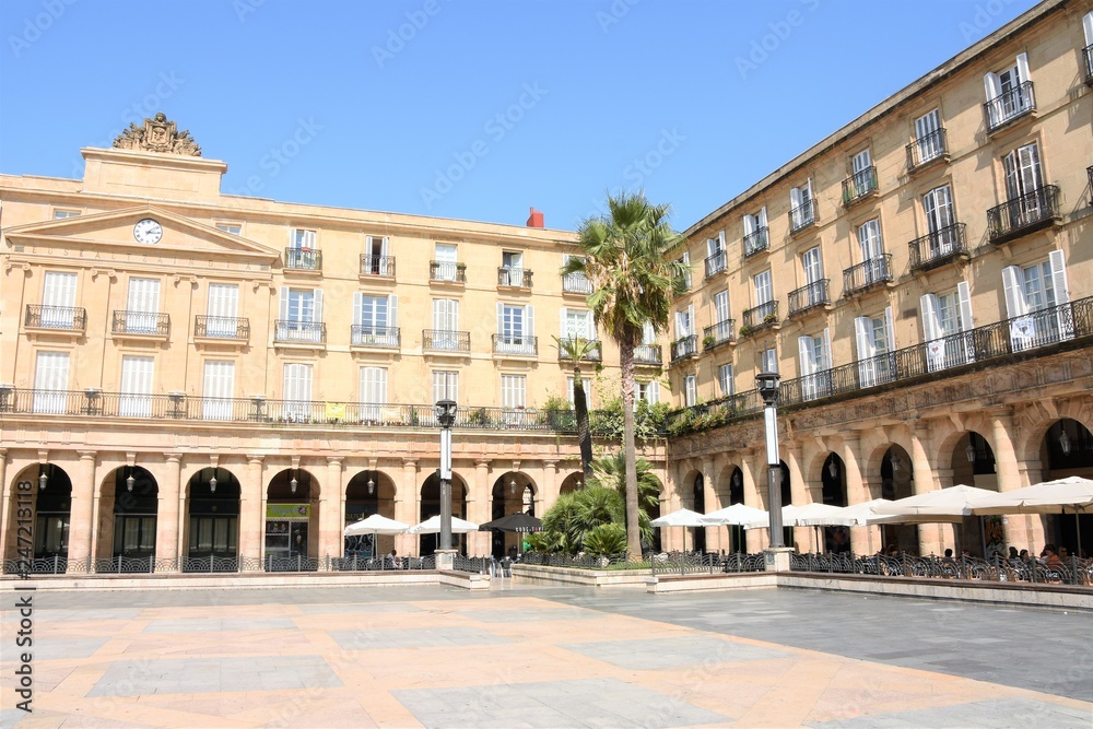 Plaza vieja de Bilbao de edificio de color amarillo, su elegante palmera verde y sus múltiples bares y restaurantes en España