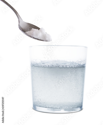 Pour effervescent powder medicine into a glass of water