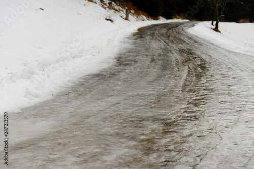 EISFAHRBAHN . ICY STREET