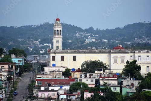 Vista del barrio Lawton con su iglesia pintada de amarillo y casas rojas, rosadas, azul y verde en el Municipio 10 de Octubre en La Habana Cuba