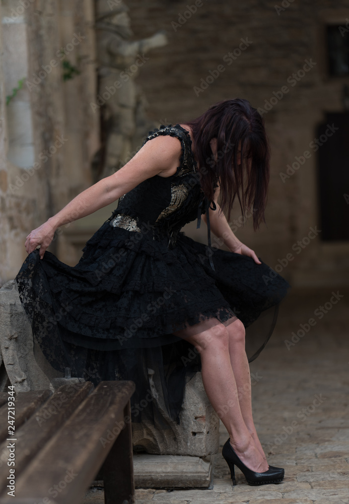 Fototapeta premium Schöne Frau auf einer Burg