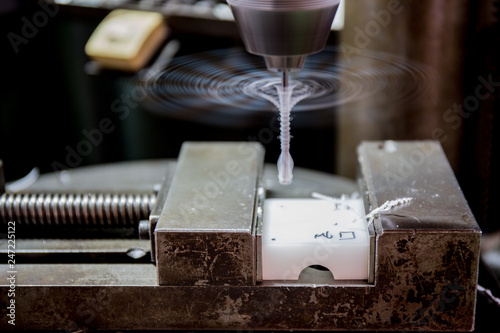 ボール盤で樹脂に穴あけ作業