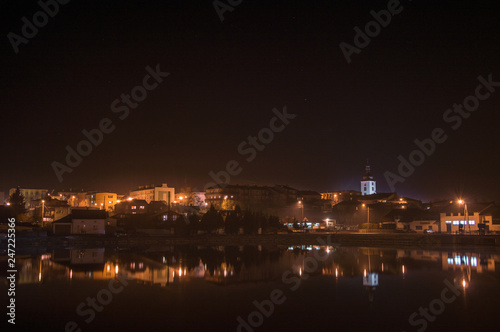 Panorama miasta przy zalewie wieczorową porą, Lipsko