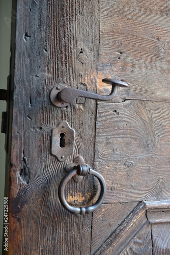 Un'antica maniglia e serratura