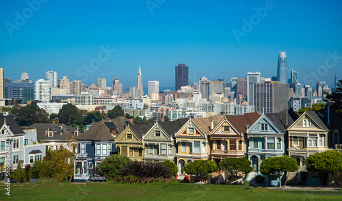 Fotografie San Francisco, California cityscape at Alamo Square.