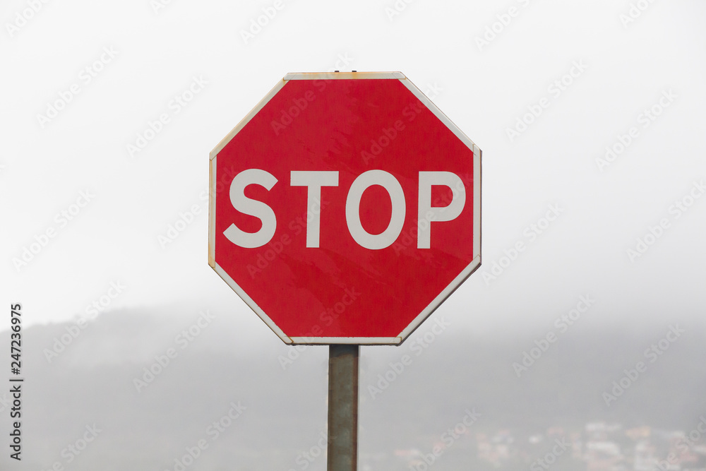 Sinal de transito STOP num fundo cinzento. Sinal de transito STOP num fundo cinzento.