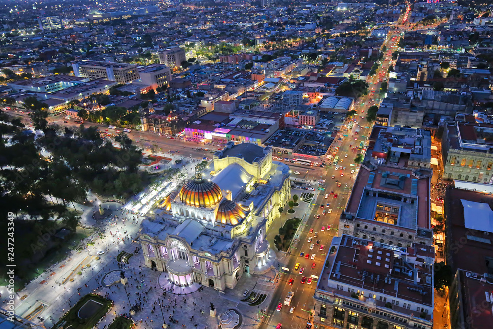 Obraz premium Mexico City, Mexico-10 December, 2018: Panoramic view of Mexico City from the observation deck at the top of Latin American Tower (Torre Latinoamericana)