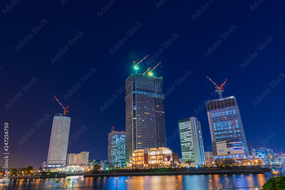 横浜みなとみらいの夜景　高層ビル建築現場