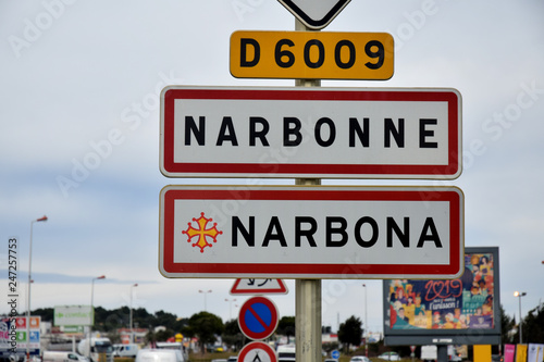 Panneaux routiers entrée de Narbonne, Aude, Narbona en Languedocien