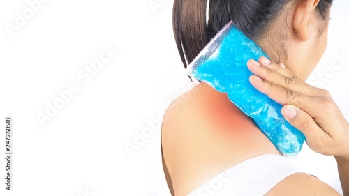 Foto The pain in the neck and shoulder muscles is alleviated by cold compresses with cool gel