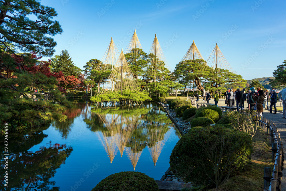 秋の金沢旅行 紅葉の兼六園 霞ヶ池と唐崎松 Stock Photo Adobe Stock 秋の金沢旅行 紅葉の兼六園 霞ヶ池と唐崎松 Stock Photo Adobe Stock