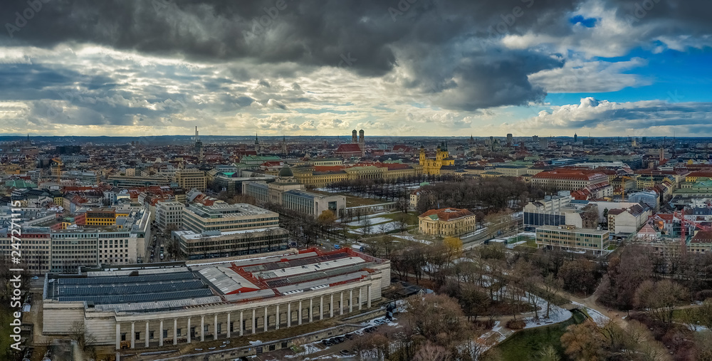 Blick über die Innenstadt von München aus der Luft als Bild von oben einer Drohne