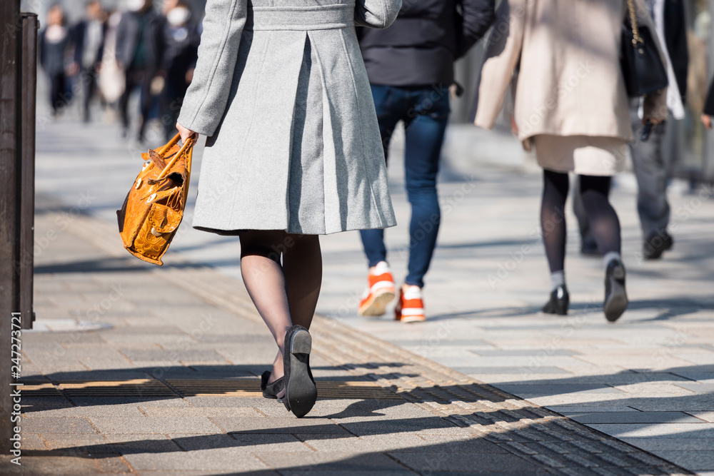 表参道を歩く女性 表参道を歩く女性