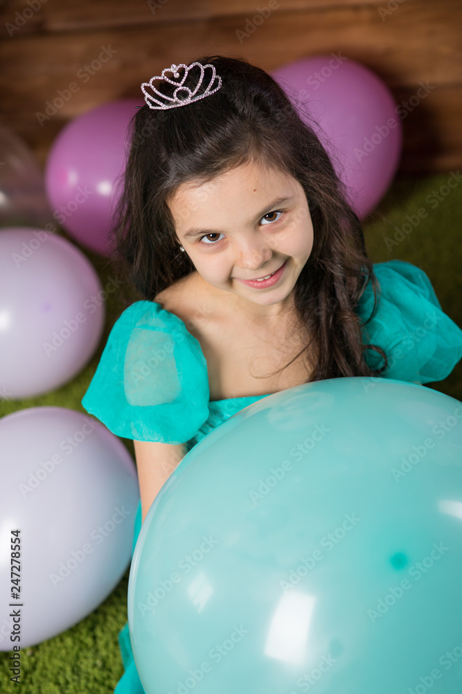 Naklejka premium Girl child with balloons