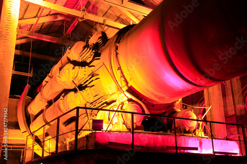 Fotografi idle cement plant rotary kiln machinery at night