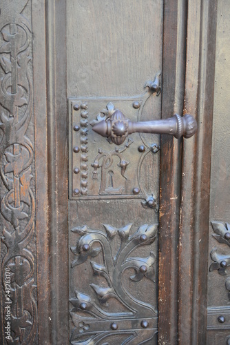 La maniglia di una vecchia porta