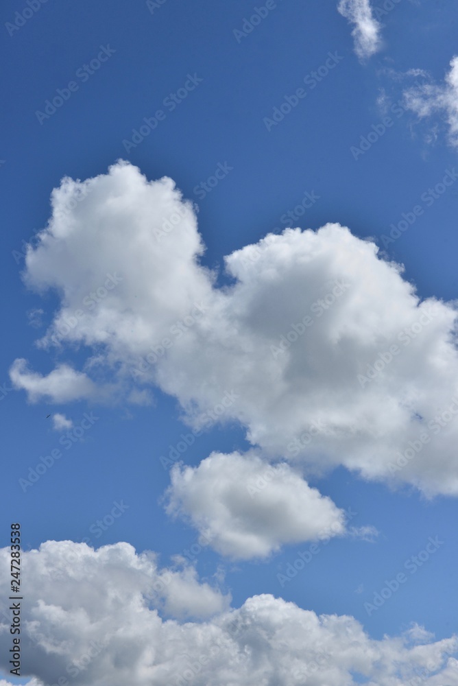 Nuvole bianche nel cielo azzurro Stock Photo