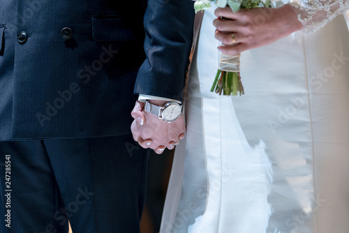 Φωτογραφία Bride holds a wedding bouquet