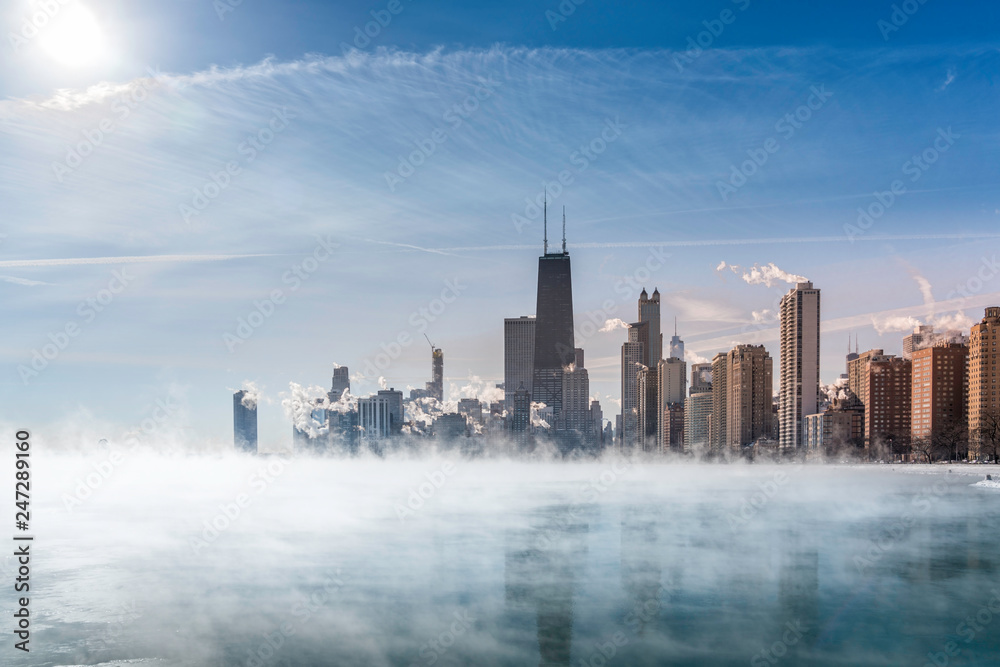 Fototapeta premium Mgła pokrywa jezioro Michigan wzdłuż linii brzegowej Chicago Downtown. Zimowy wir polarny