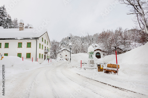 Sils, Sils Maria, Segl, Engadiner Dorf, Oberengadin, Dorfstrasse, Winter, Graubünden, Schweiz