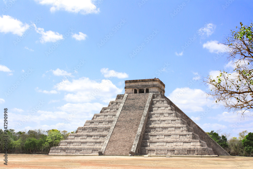 Ancient Mayan pyramid (Kukulcan Temple), Chichen Itza, Yucatan, Mexico