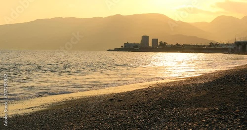 夕日と海辺