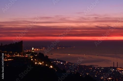 vue de Beyrouth, Lebanon depuis la montagne de harissa au crepiscule photo