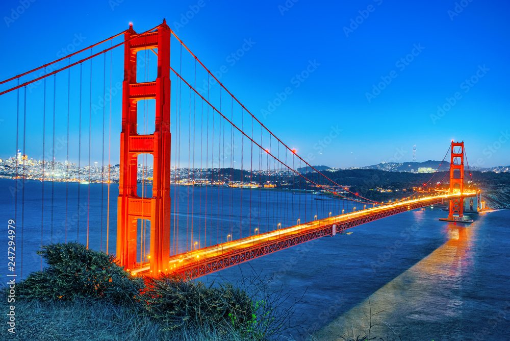 Fototapeta premium Panorama of the Gold Gate Bridge and San Francisco city at night, California.ставрпо