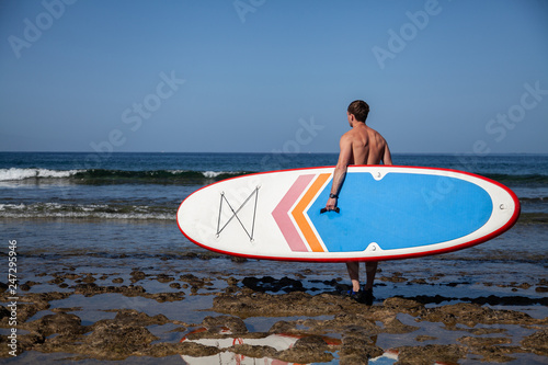 A man goes with a board for glanders on the ocean.