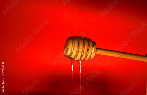 Miele su sfondo rosso