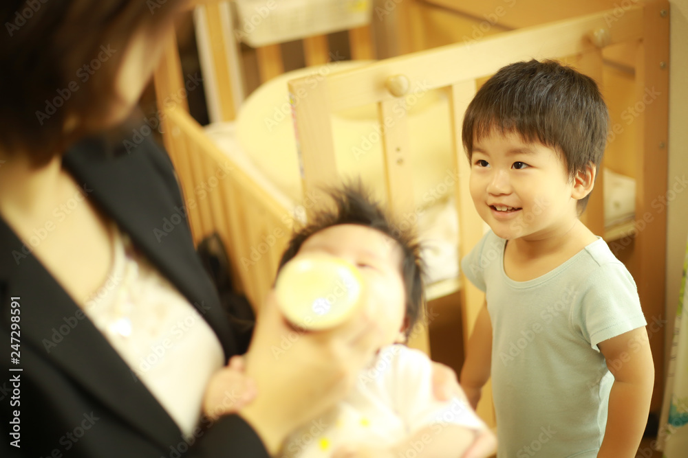 ミルクを飲む赤ちゃんと男の子