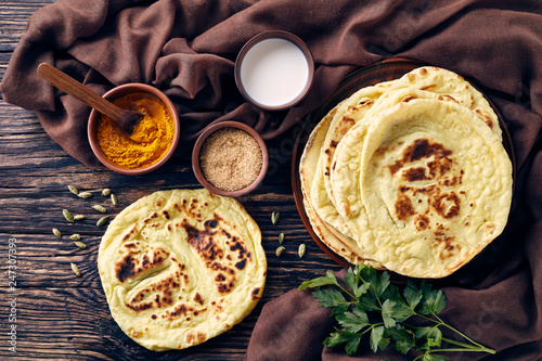 Tableau sur toile tasty hot freshly baked indian flatbread - naan