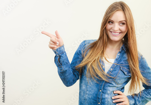 Young smiling lady gesturing.