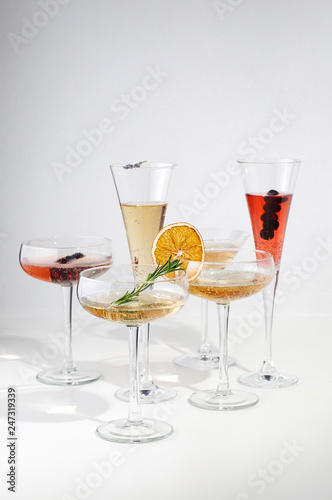 Obraz na płótnie Six easy Champagne cocktails on white background w salonie