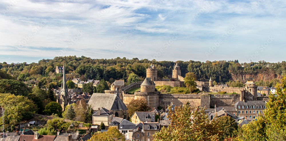 Fougères. Vue panoramique du château et des toits depuis le jardin public de l'église Saint-Léonard.