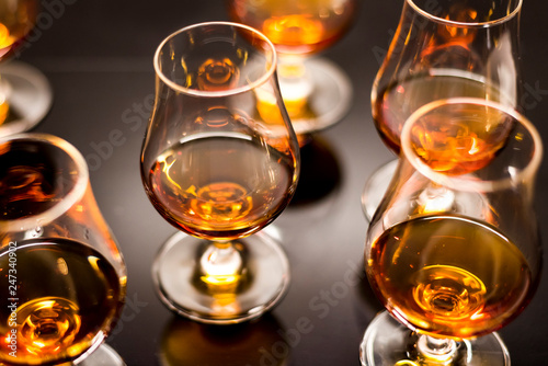 Photo High quality Caribbean rum in modern glass for tasting