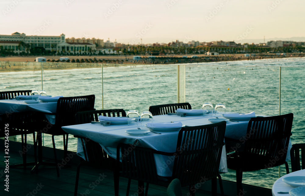 Fototapeta premium Terraza de restaurante en el mar