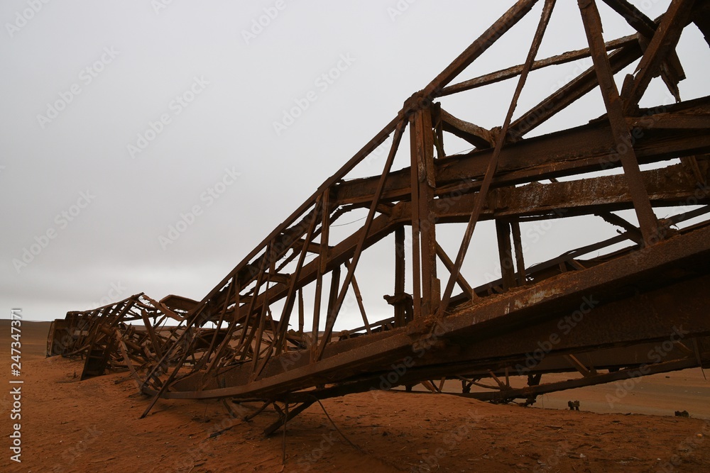 verlassener Ölbohrturm an der Skelettküste in Namibia
