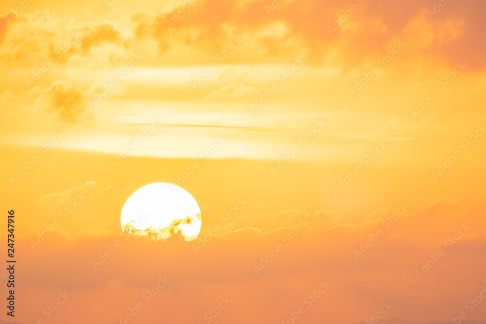 Fototapeta premium Sky orange light And the big sun is falling