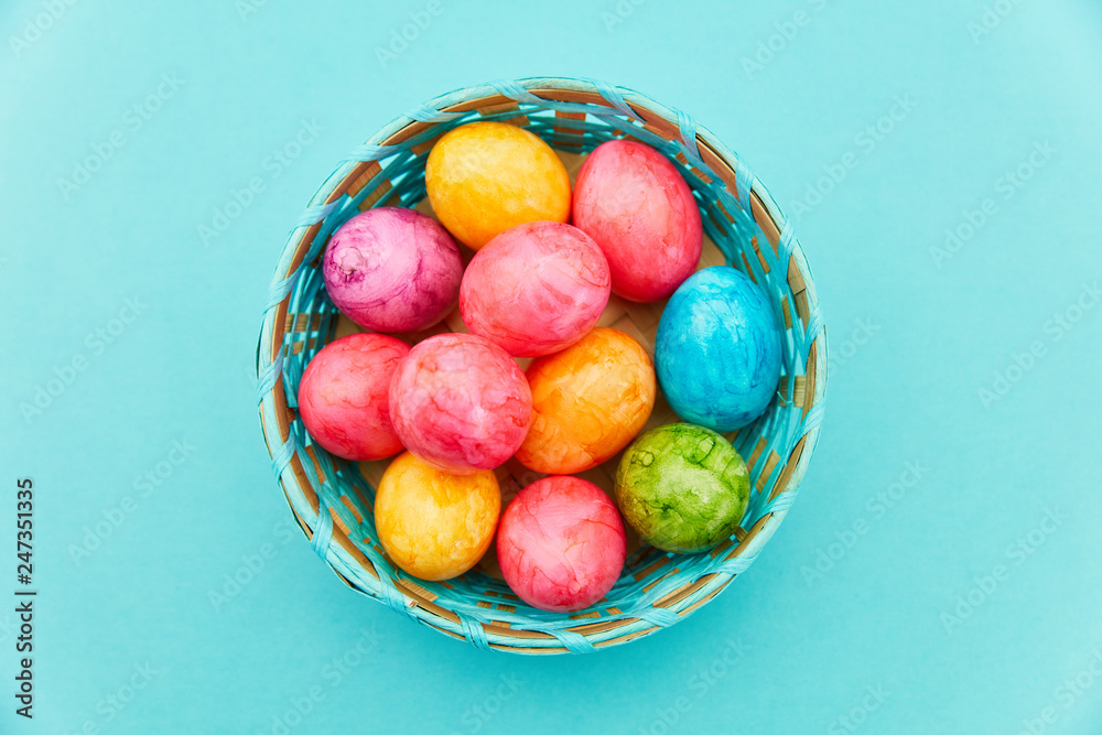 Ostereier im Korb als Ostern Hintergrund Ostereier im Korb als Ostern Hintergrund