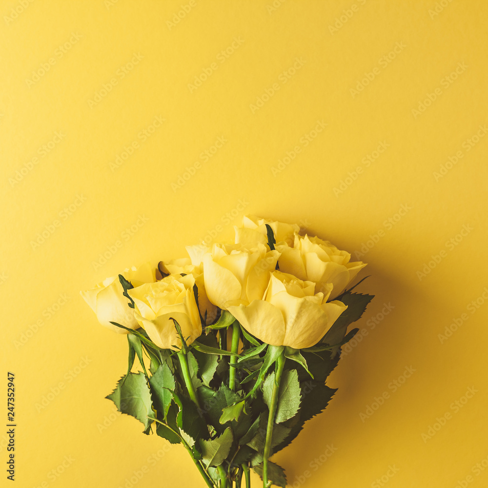 Naklejka premium Bukiet świeżych żółtych róż