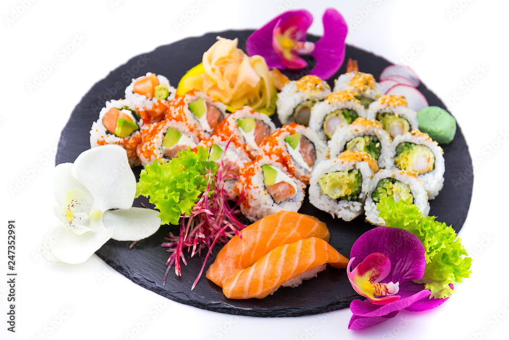 Zestaw sushi na białym tle - obrazy, fototapety, plakaty 