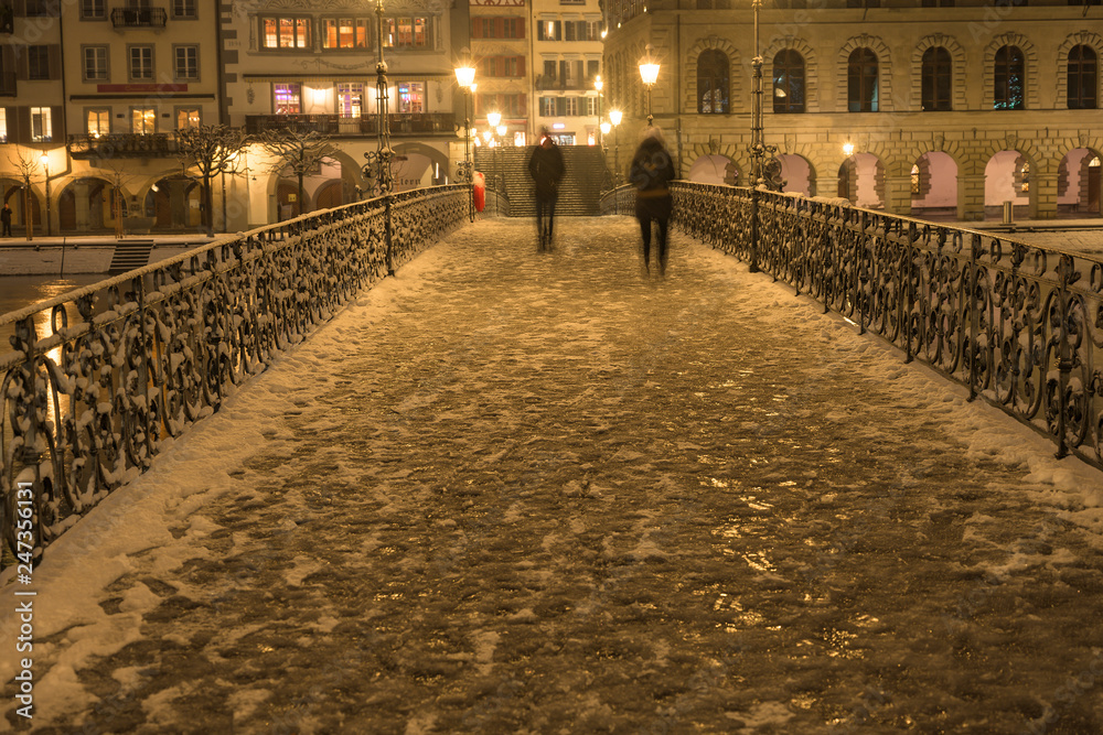 Fussgängerbrücke im Winter, Luzern, Schweiz